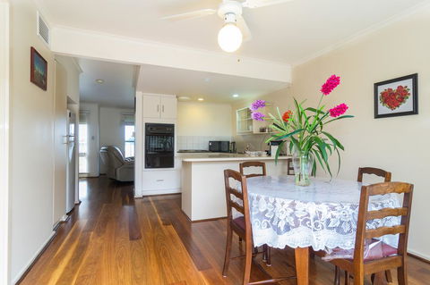West Lakes Townhouse - Accommodation NSW 2