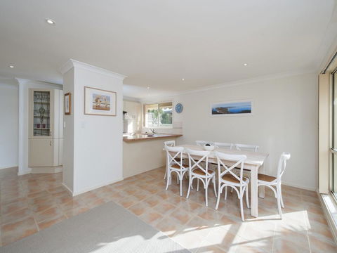 White Horses, 7A Achilles Street - Accommodation NSW 2