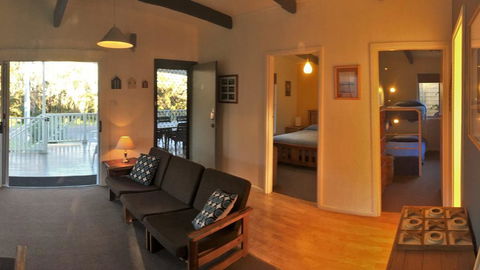 Wonky Pine Beach House, NARRWALLEE- 4 Bedroom - Accommodation NSW 2