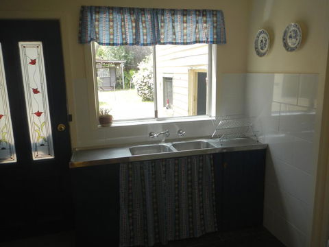 Yarram Cottage: Art And Accommodation - Accommodation NSW 2