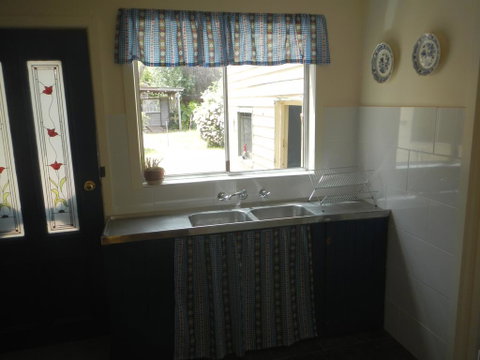 Yarram Cottage: Art And Accommodation - Accommodation NSW 2