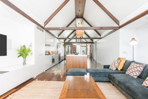 Your Luxury Escape - On The Bay - Stunning Beachfront Apartment - Accommodation NSW 2