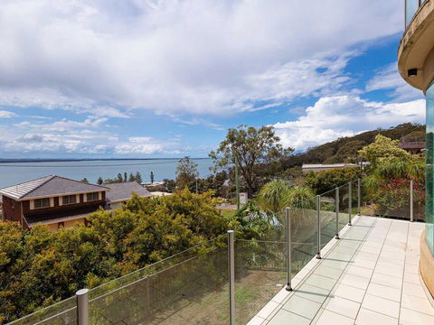 Maison De La Mer 30 Mulubinda Parade - Luxurious, Linen, Aircon And Panoramic Views - Accommodation NSW 3