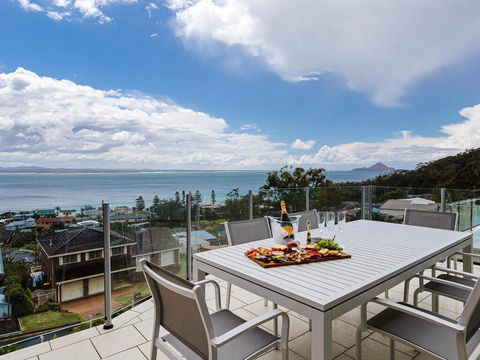 Maison De La Mer 30 Mulubinda Parade - Luxurious, Linen, Aircon And Panoramic Views - Accommodation NSW 0
