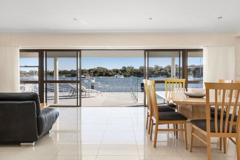 Affordable Riverfront, Pool, Private Pontoon - Accommodation NSW 4