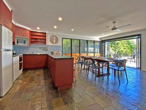 A BEACH AFFAIR - Accommodation NSW 3