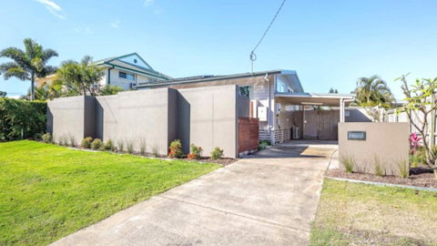 A Beachside Beauty With Pool - Accommodation NSW 4