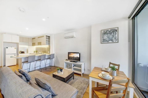A Chic 2BR Apt Near Southern Cross City Views - Accommodation NSW 0