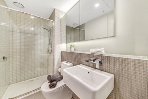 A Chic 2BR Apt Near Southern Cross City Views - Accommodation NSW 4