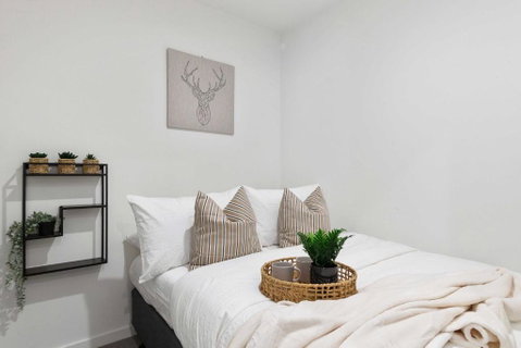 A Chic 2BR Apt Right Next To Melbourne Central - Accommodation NSW 4