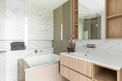 A Chic 2BR Apt With Panoramic Views FREE Parking - Accommodation NSW 4
