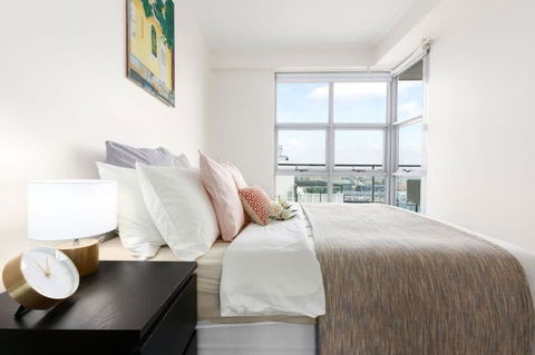 A Comfy & Spacious 2BR Apt Harbour View - Accommodation NSW 4