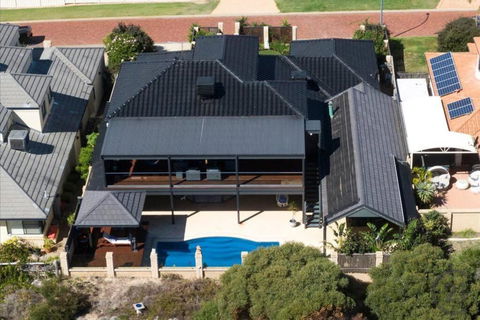 Absolute Oceanfront Retreat - Accommodation NSW 2