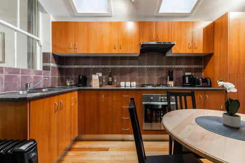 A Carlton Classic - Quaint Inner-City Getaway - Accommodation NSW 2