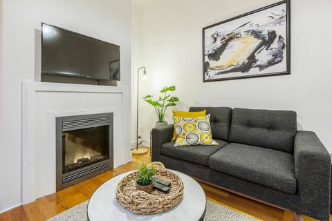A Carlton Classic - Quaint Inner-City Getaway - Accommodation NSW 3