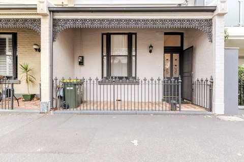 A Carlton Classic - Quaint Inner-City Getaway - Accommodation NSW 4