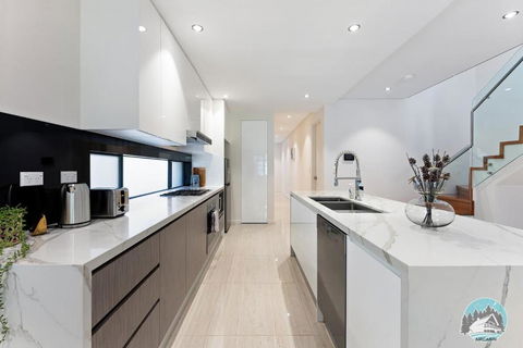 Aircabin - Eastwood - Luxury - 4 Bedrooms House - Accommodation NSW 2