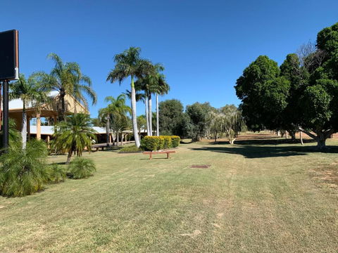Albert Park Motor Inn-KING BEDS-POOL-SHADED PARKING - Accommodation NSW 4