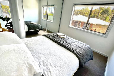 Allawah - 5 Bedroom Luxury Home With A Pool - Accommodation NSW 3