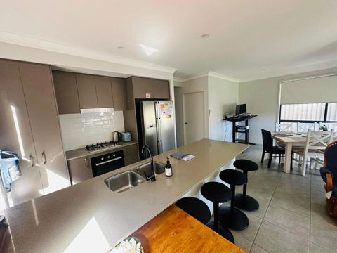 Amazing Air Austral With AC And Built-in Wardrobe - Accommodation NSW 4