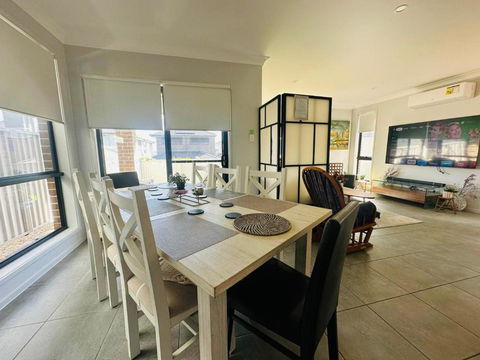 Amazing Air Austral With AC And Built-in Wardrobe - Accommodation NSW 3
