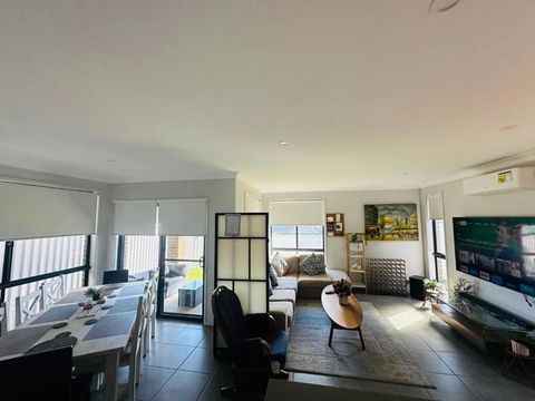 Amazing Air Austral With AC And Built-in Wardrobe - Accommodation NSW 2