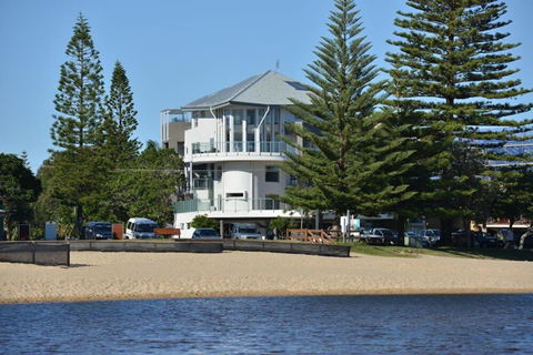 Amazing Currimundi Lakefront Ocean Penthouse - Accommodation NSW 4