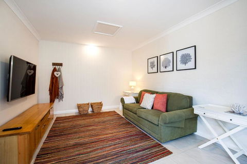 Alkira - Pet Friendly - 4 Mins Walk To Beach - Accommodation NSW 4
