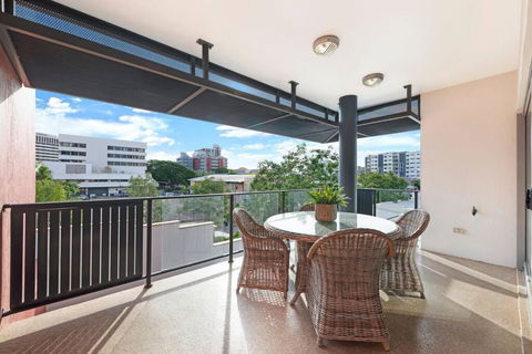 Artistic City Escape With Balcony And Parking - Accommodation NSW 4