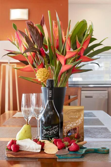 Artistic City Escape With Balcony And Parking - Accommodation NSW 2