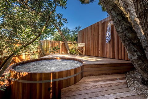 Aura Hot Tub Retreat - Unique Cedar Hot Tub Experience, 650m To Tyrone Foreshore - Accommodation NSW 0