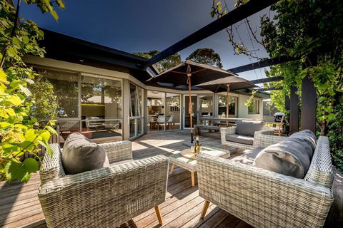 Aura Hot Tub Retreat - Unique Cedar Hot Tub Experience, 650m To Tyrone Foreshore - Accommodation NSW 2