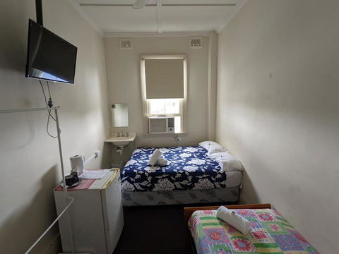 Australian Hotel - Accommodation NSW 4