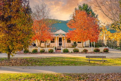 Autumn Beauty - Garden Cottage 4 - Accommodation NSW 0