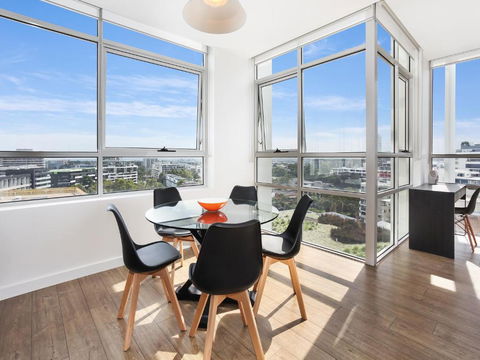 As The Sun Sets - Modern And Spacious 2BR Zetland Apartment Facing The Setting Sun - Accommodation NSW 1
