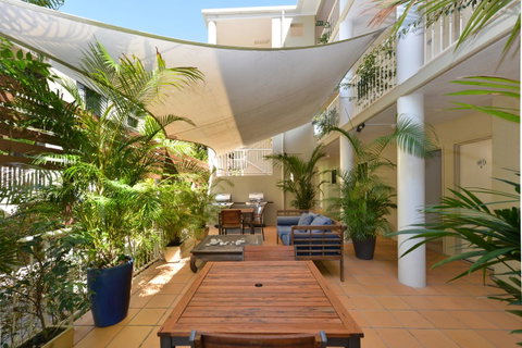 Port Douglas Apartments - Adults Only Oasis - Accommodation NSW 11