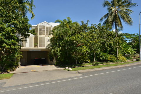 Port Douglas Apartments - Adults Only Oasis - Accommodation NSW 28