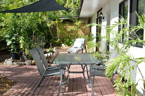 1 Min. Walk To Beach Horeseshoe Bay Holiday Units - Accommodation NSW 4