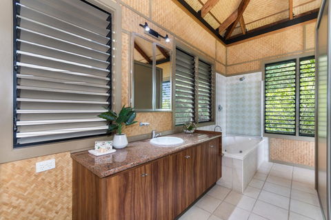 Absolute Beachfront - Accommodation NSW 2