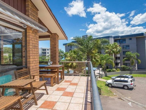 'COLUMBIA VIEWS', 2/9 COLUMBIA CLOSE - AIRCON, WIFI, NETFLIX, VIEWS & BOAT PARKING - Accommodation NSW 1
