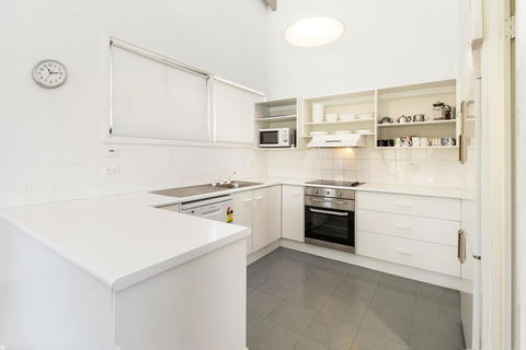 'Matilda' - Spacious & Centrally Located With Great Lake Views - Accommodation NSW 3