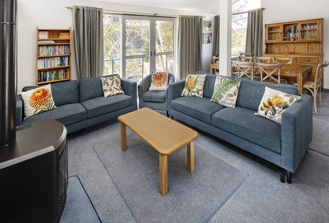 'Matilda' - Spacious & Centrally Located With Great Lake Views - Accommodation NSW 1