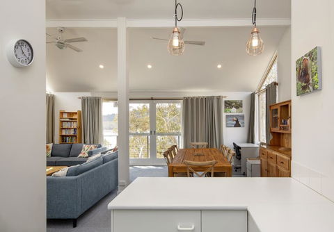 'Matilda' - Spacious & Centrally Located With Great Lake Views - Accommodation NSW 2