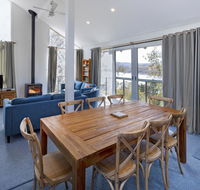 'Matilda' - Spacious  centrally located with great lake views - Accommodation NSW