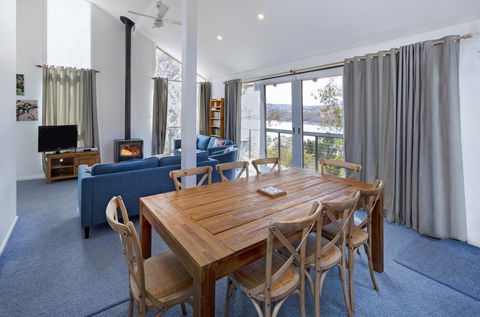 'Matilda' - Spacious & Centrally Located With Great Lake Views - Accommodation NSW 0