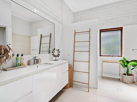 'Nunkeri', 5 Kerrie Close - Stunning House With Fabulous Views, Linen, WIFI & Air Conditioning - Accommodation NSW 3