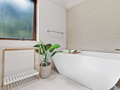 'Nunkeri', 5 Kerrie Close - Stunning House With Fabulous Views, Linen, WIFI & Air Conditioning - Accommodation NSW 2