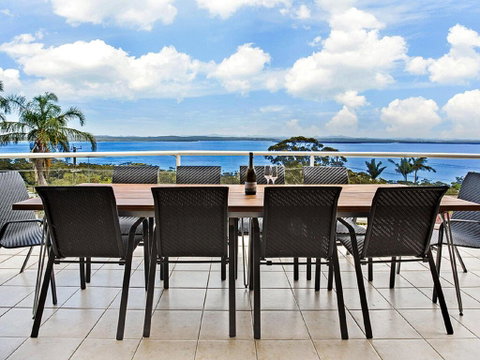 'The Bay', 25 Wallawa Rd - Huge Home With Aircon, Spectacular Views & Chromecast - Accommodation NSW 3