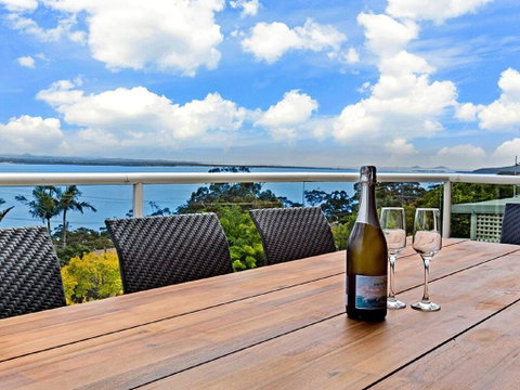 'The Bay', 25 Wallawa Rd - Huge Home With Aircon, Spectacular Views & Chromecast - Accommodation NSW 1