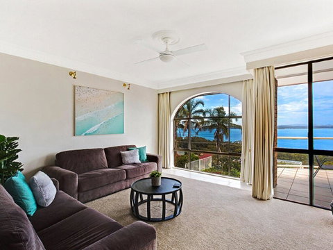 'The Bay', 25 Wallawa Rd - Huge Home With Aircon, Spectacular Views & Chromecast - Accommodation NSW 2